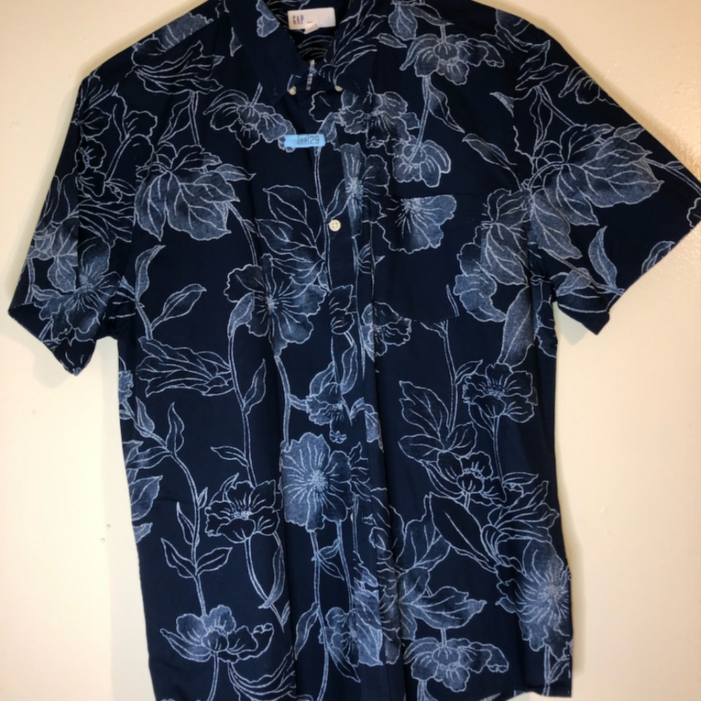 MEN'S GAP short sleeve button down shirt. SIZE L.